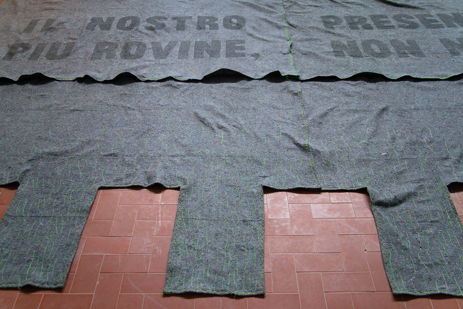 Paola Boscaini, Ospitare il vuoto, 2025, installazione site-specific, 500 × 500 cm, IMAGINA. 1 grado di separazione, Spazio Taverna